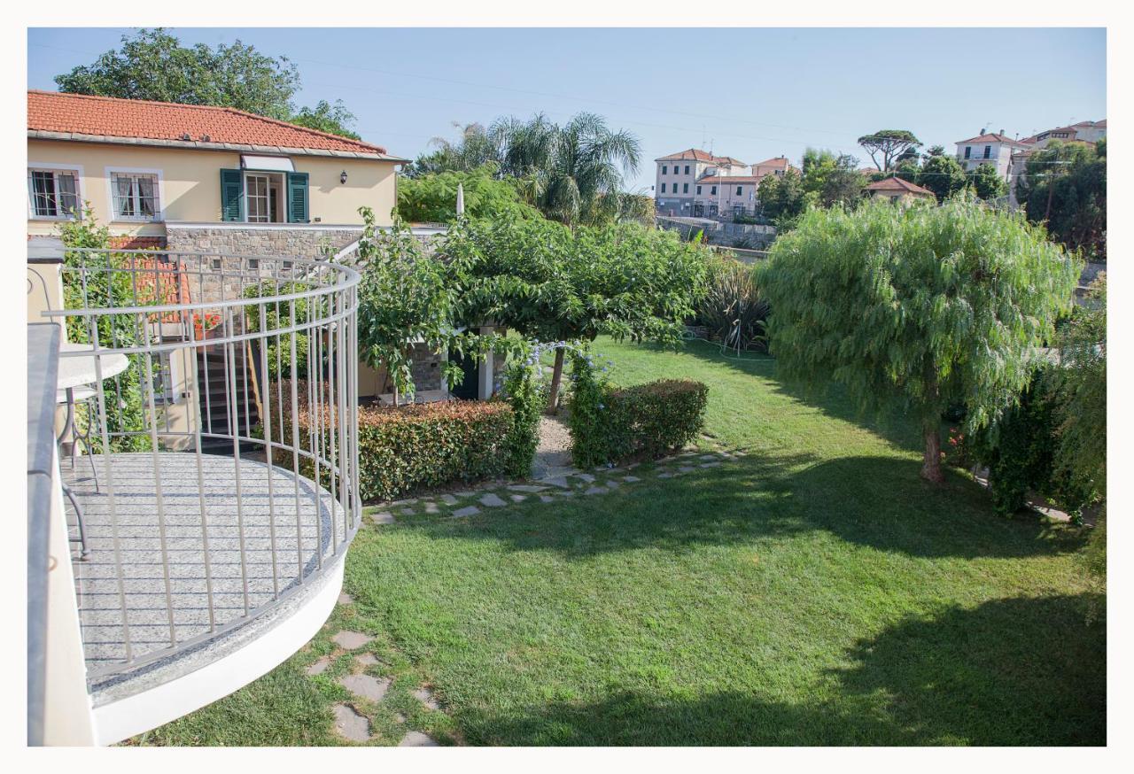 Casa Vacanze Nel Giardino Di Renzo Империа Екстериор снимка