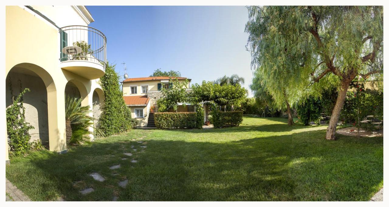 Casa Vacanze Nel Giardino Di Renzo Империа Екстериор снимка