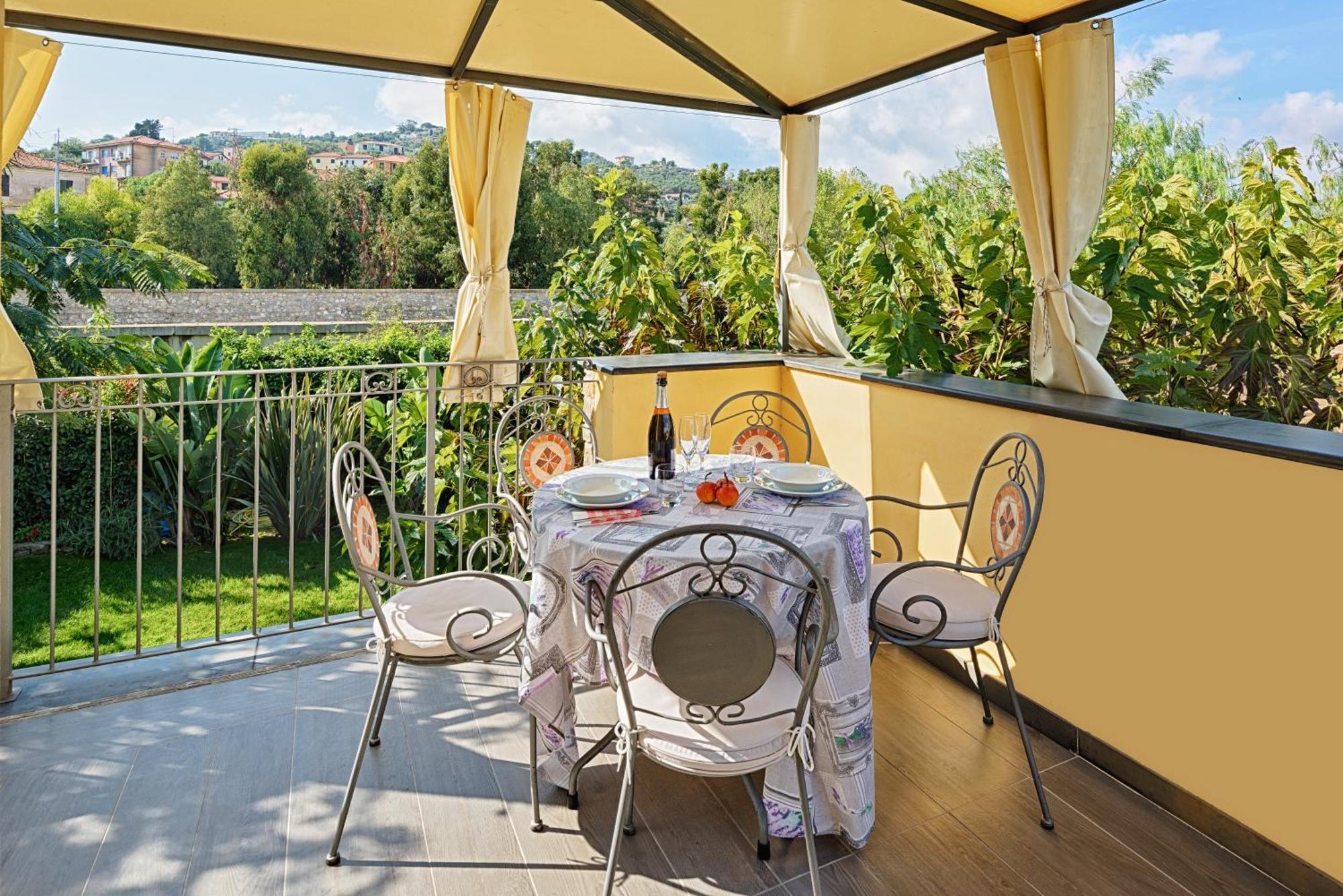 Casa Vacanze Nel Giardino Di Renzo Империа Екстериор снимка
