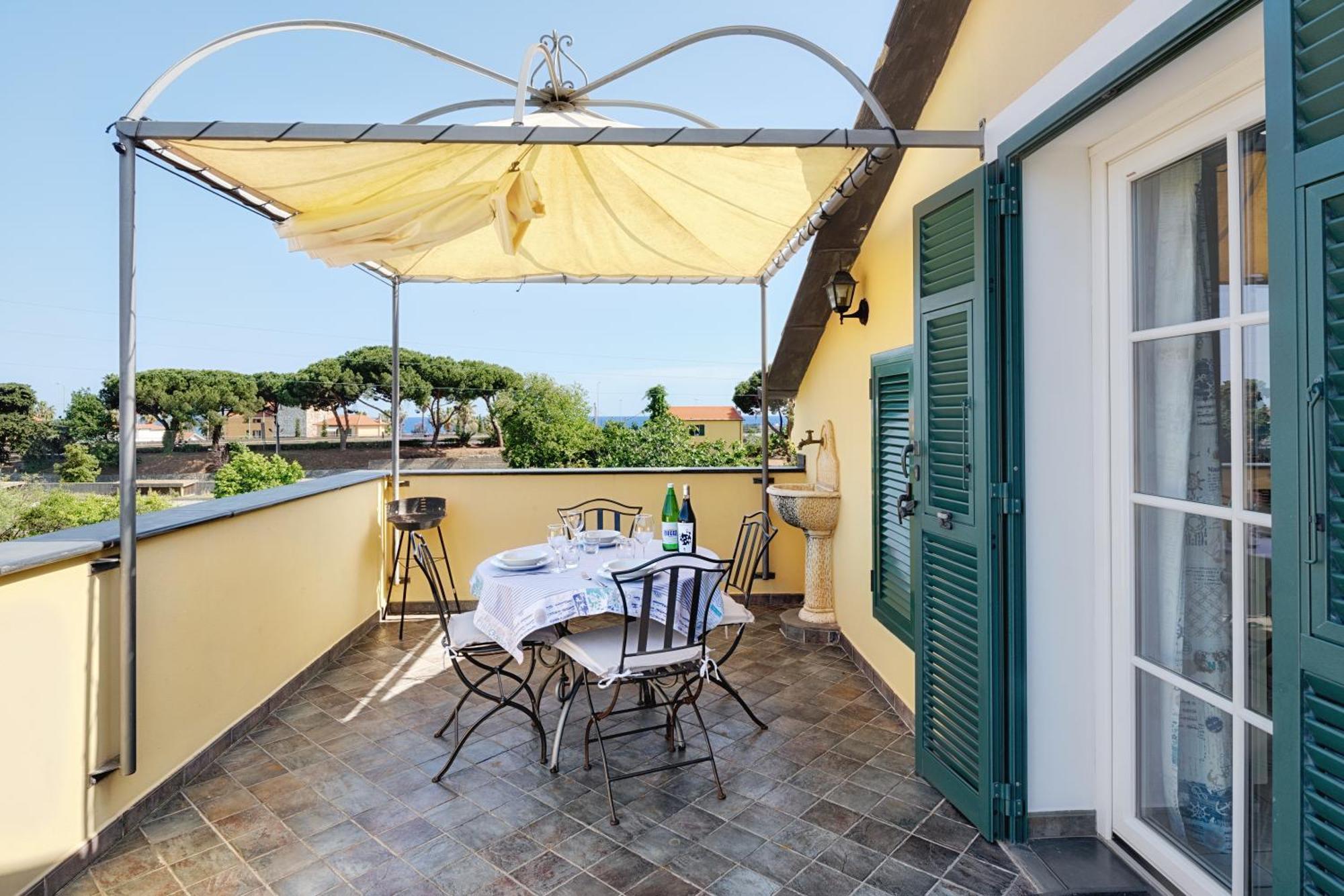 Casa Vacanze Nel Giardino Di Renzo Империа Екстериор снимка