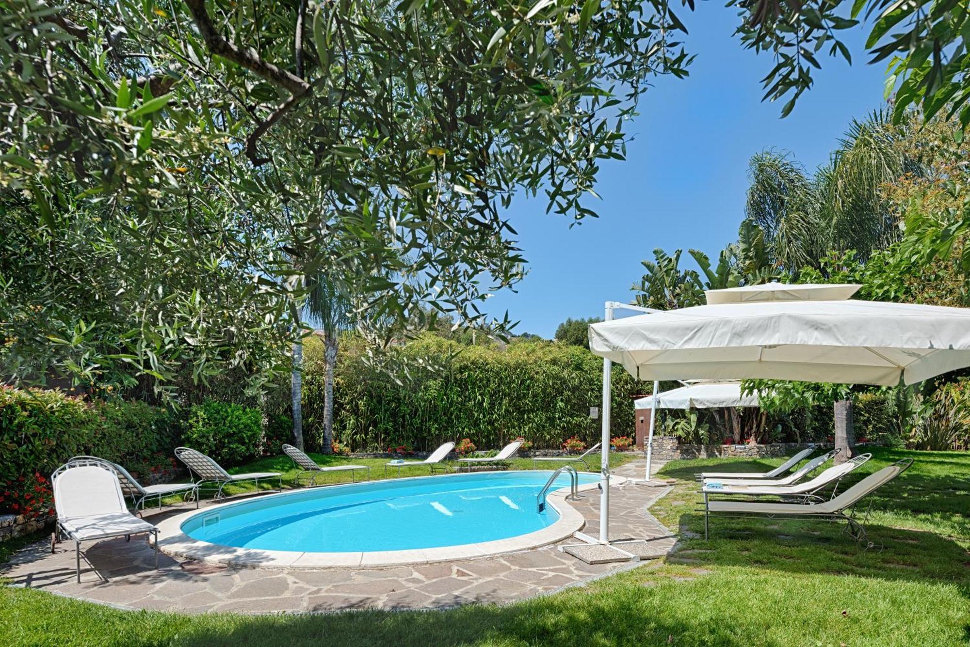 Casa Vacanze Nel Giardino Di Renzo Империа Екстериор снимка